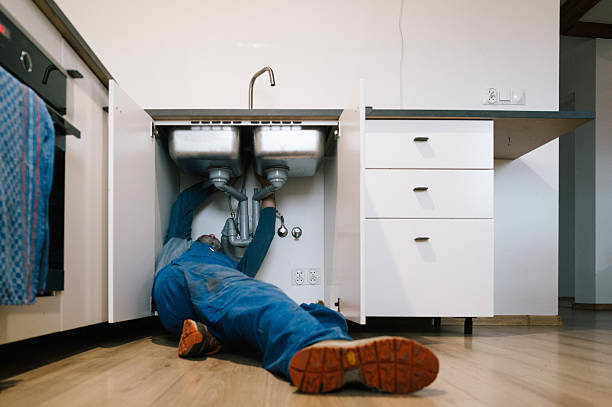 Professional Plumbing technician working in Santa Rosa, TX